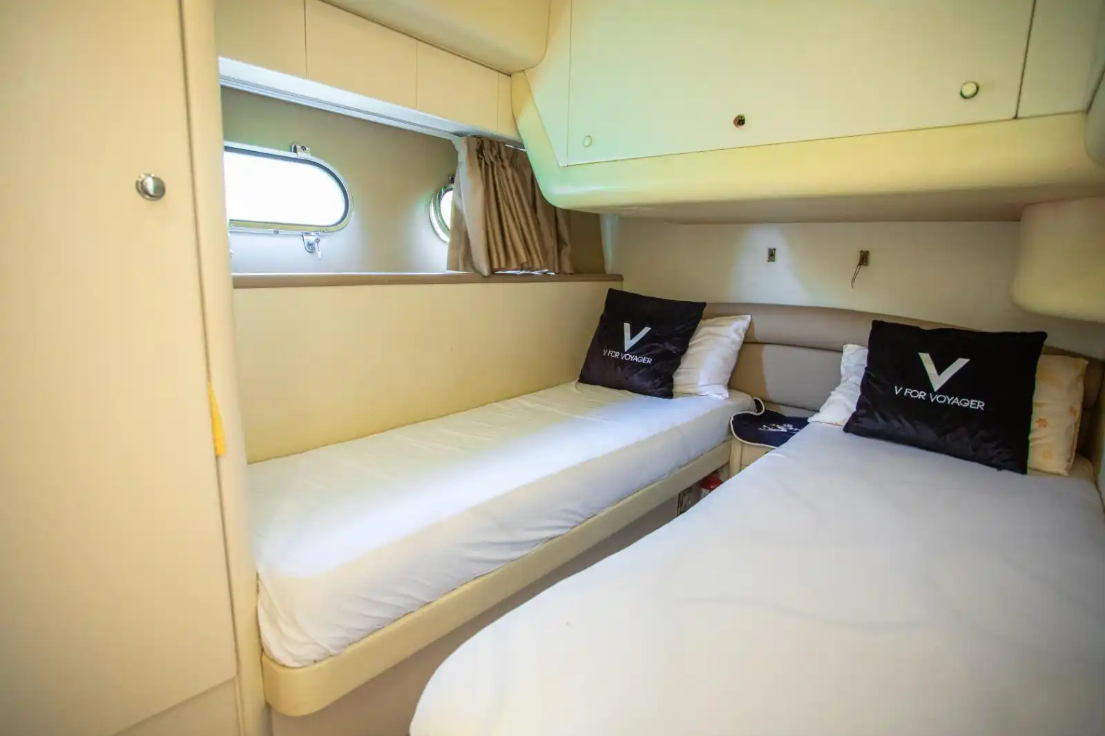 YACHT VOYAGER